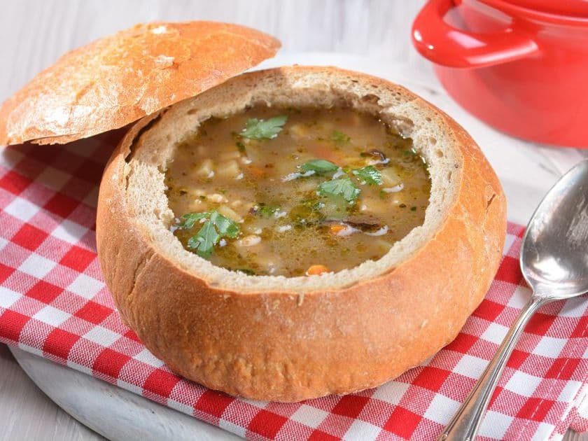 Ciorbă de fasole în pâine: supă în bol de pâine